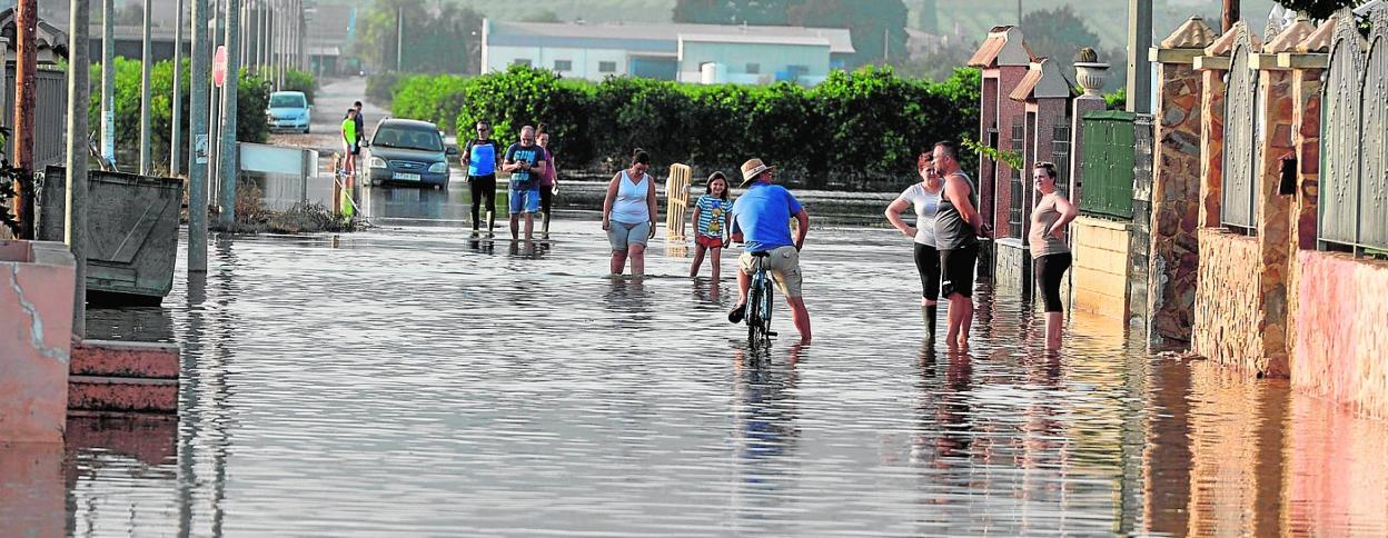 Una de las calles de la pedanía de El Raal que todavía continuaba inundada ayer por la tarde. 