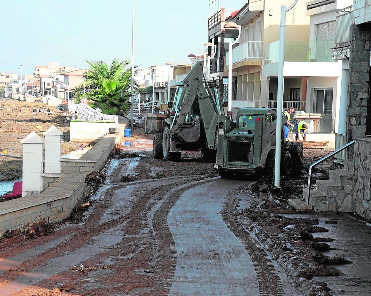 Una pala y un tractor de la Unidad Militar de Emergencias, en el paseo marítimo de Los Nietos. agm