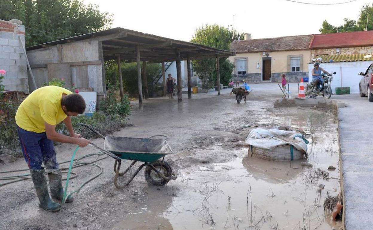 Una calle de El Raal inundada por la gota fría.