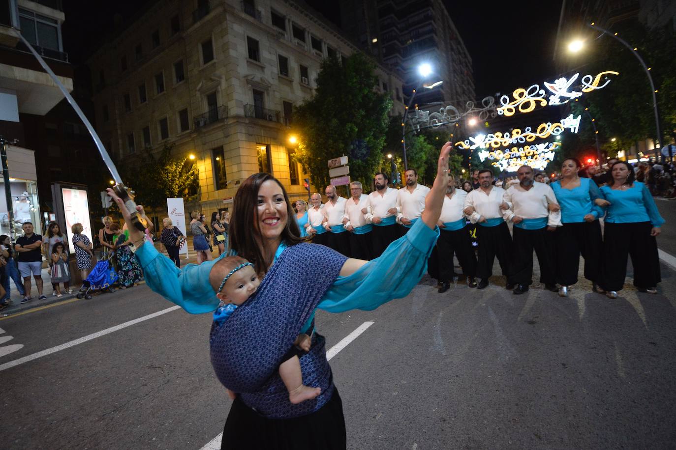 Con la plaza Belluga como escenario, medio centenar de festeros rememoran la conversión cristiana de Murcia.