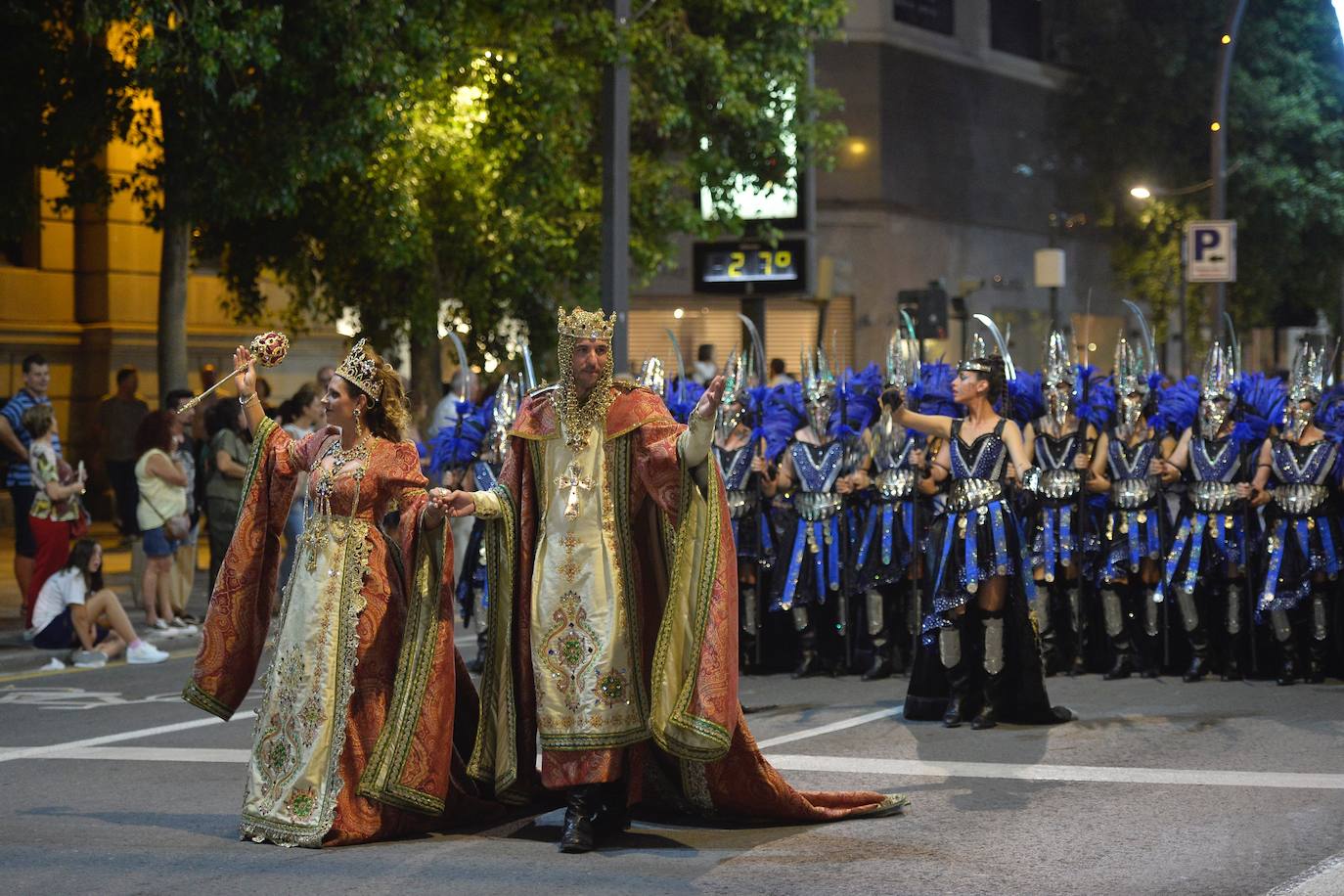 Con la plaza Belluga como escenario, medio centenar de festeros rememoran la conversión cristiana de Murcia.