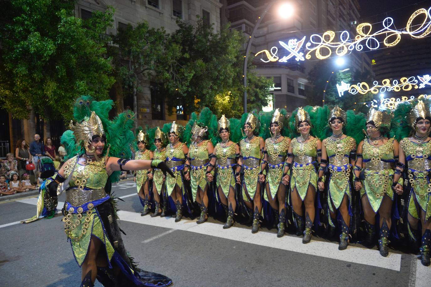 Con la plaza Belluga como escenario, medio centenar de festeros rememoran la conversión cristiana de Murcia.