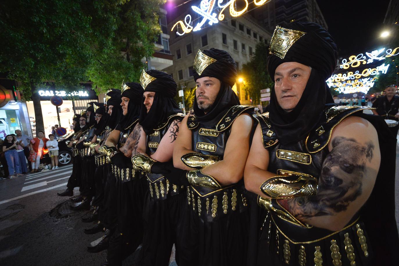 Con la plaza Belluga como escenario, medio centenar de festeros rememoran la conversión cristiana de Murcia.