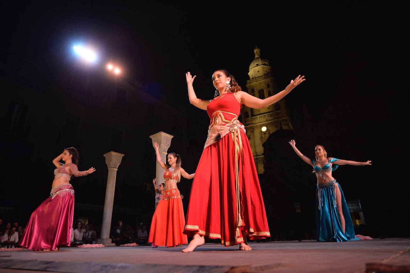 Con la plaza Belluga como escenario, medio centenar de festeros rememoran la conversión cristiana de Murcia.