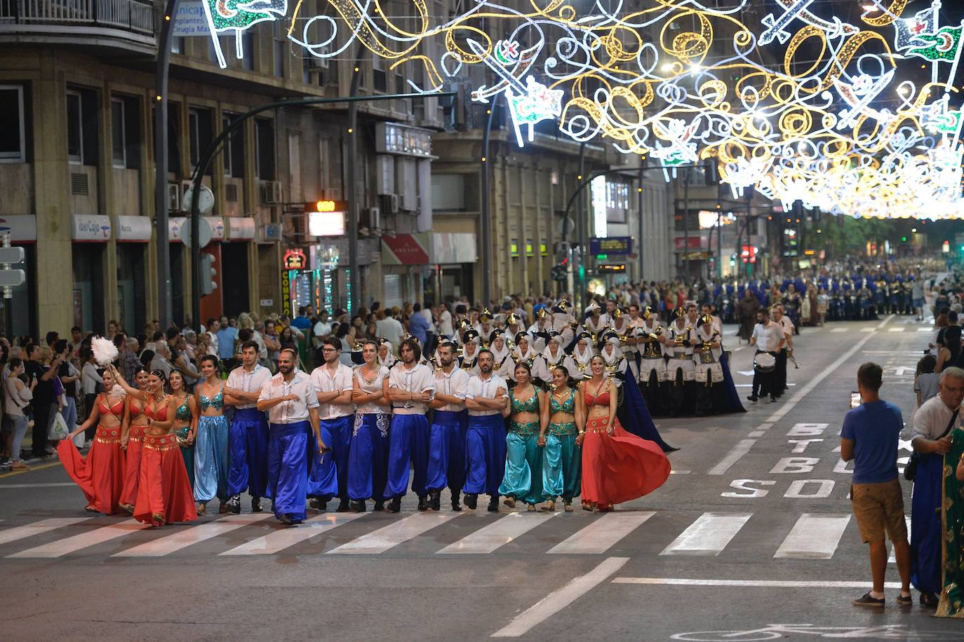 Con la plaza Belluga como escenario, medio centenar de festeros rememoran la conversión cristiana de Murcia.