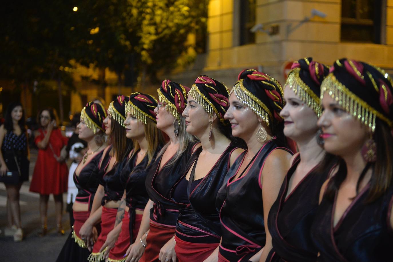 Con la plaza Belluga como escenario, medio centenar de festeros rememoran la conversión cristiana de Murcia.