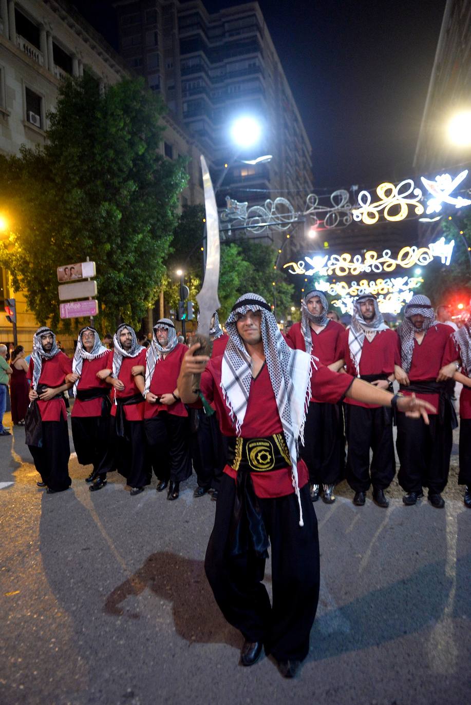 Con la plaza Belluga como escenario, medio centenar de festeros rememoran la conversión cristiana de Murcia.