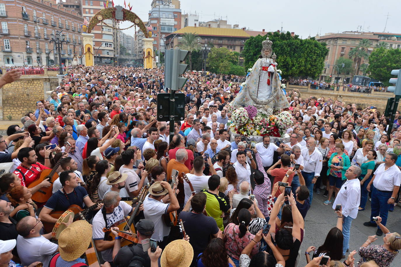 Miles de murcianos acompañan a la patrona de la ciudad hasta su santuario