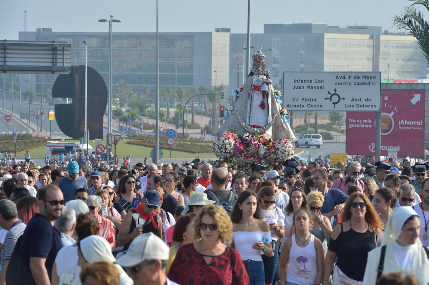 Miles de murcianos acompañan a la patrona de la ciudad hasta su santuario