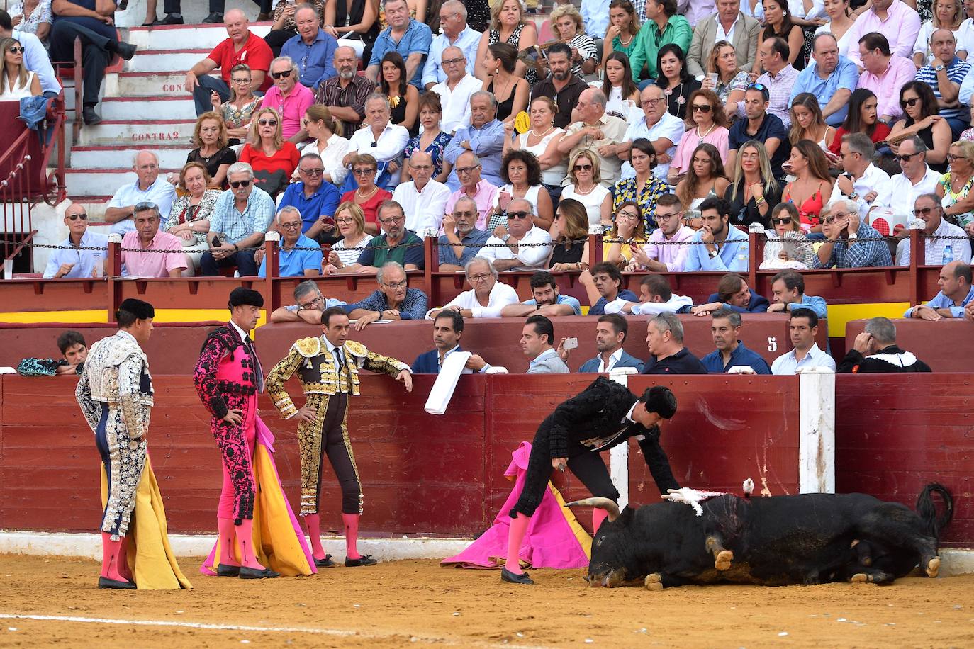 Enrique Ponce se marcha con un trofeo en la corrida del marte de la Feria de Murcia.