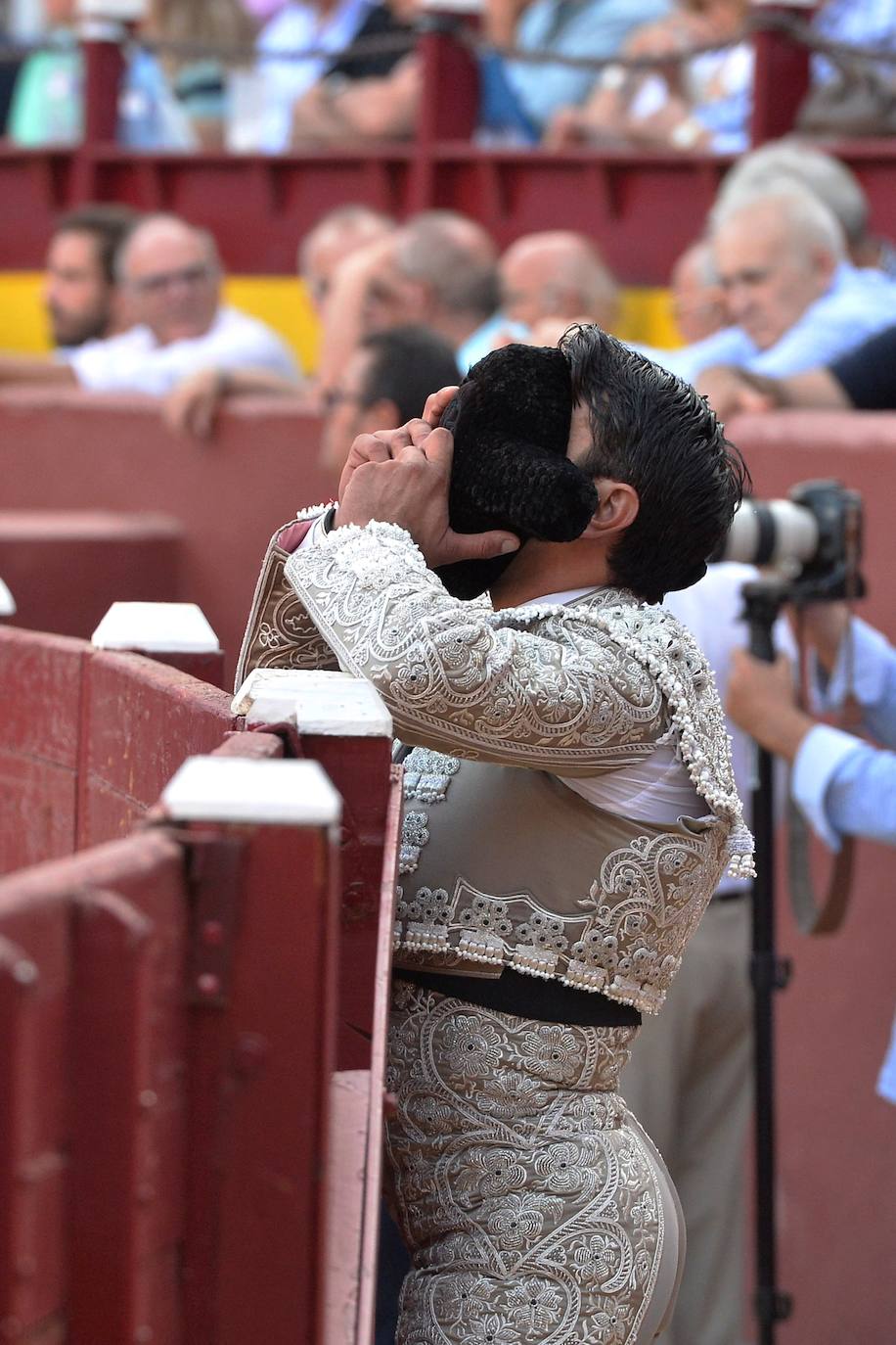 Enrique Ponce se marcha con un trofeo en la corrida del marte de la Feria de Murcia.