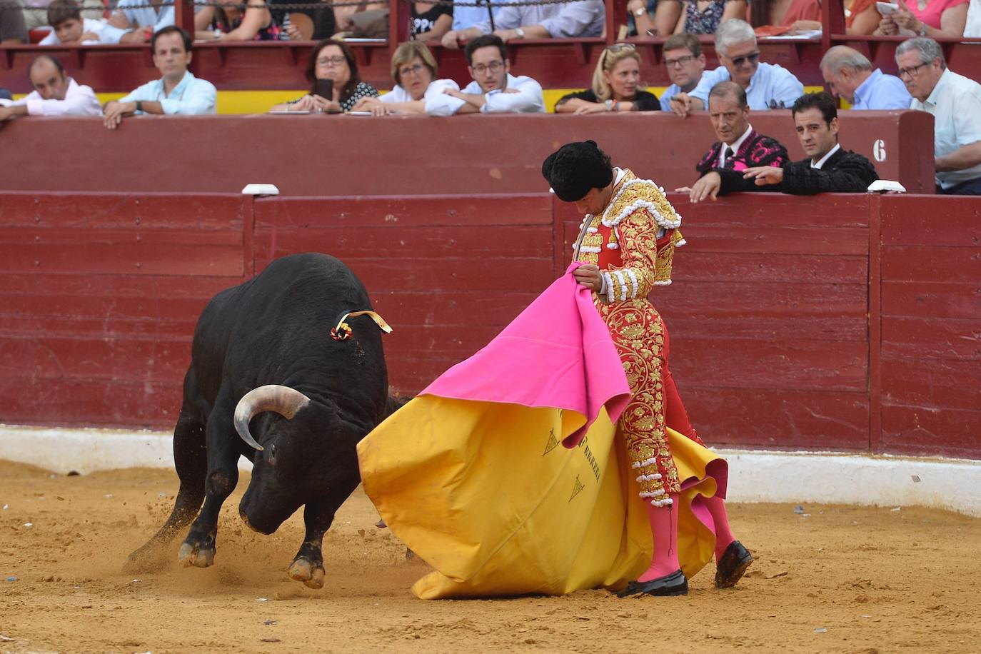 Enrique Ponce se marcha con un trofeo en la corrida del marte de la Feria de Murcia.