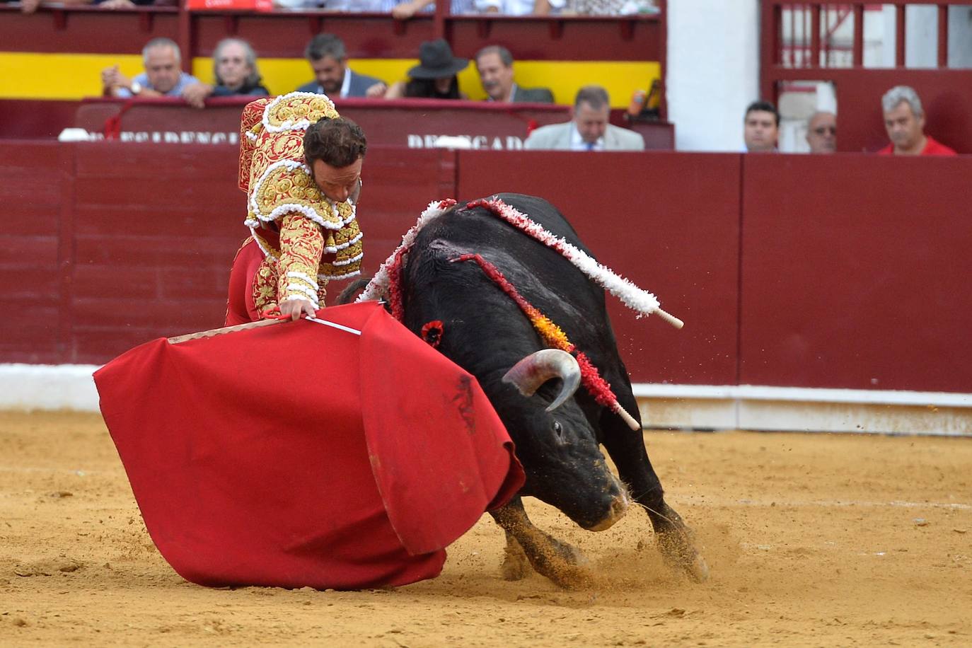 Enrique Ponce se marcha con un trofeo en la corrida del marte de la Feria de Murcia.