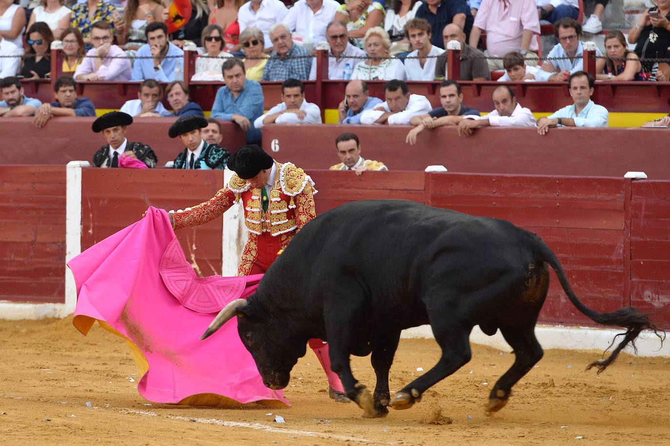 Enrique Ponce se marcha con un trofeo en la corrida del marte de la Feria de Murcia.