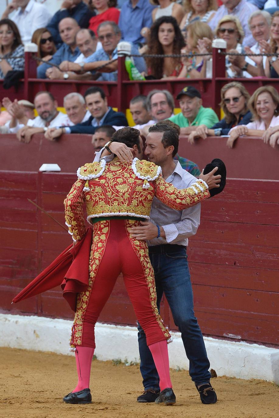 Enrique Ponce se marcha con un trofeo en la corrida del marte de la Feria de Murcia.