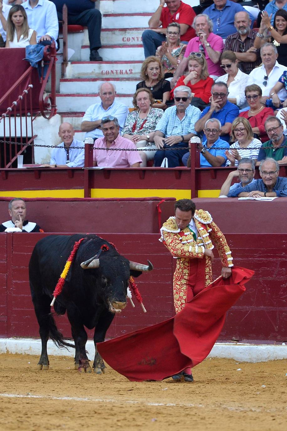 Enrique Ponce se marcha con un trofeo en la corrida del marte de la Feria de Murcia.