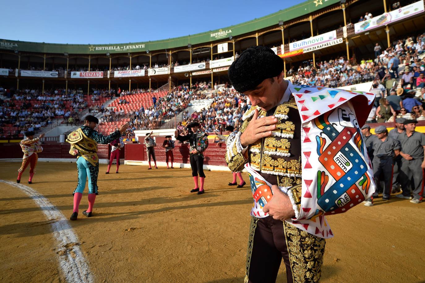 Enrique Ponce se marcha con un trofeo en la corrida del marte de la Feria de Murcia.