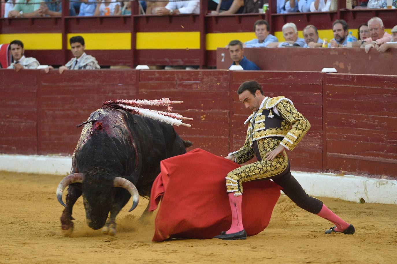 Enrique Ponce se marcha con un trofeo en la corrida del marte de la Feria de Murcia.