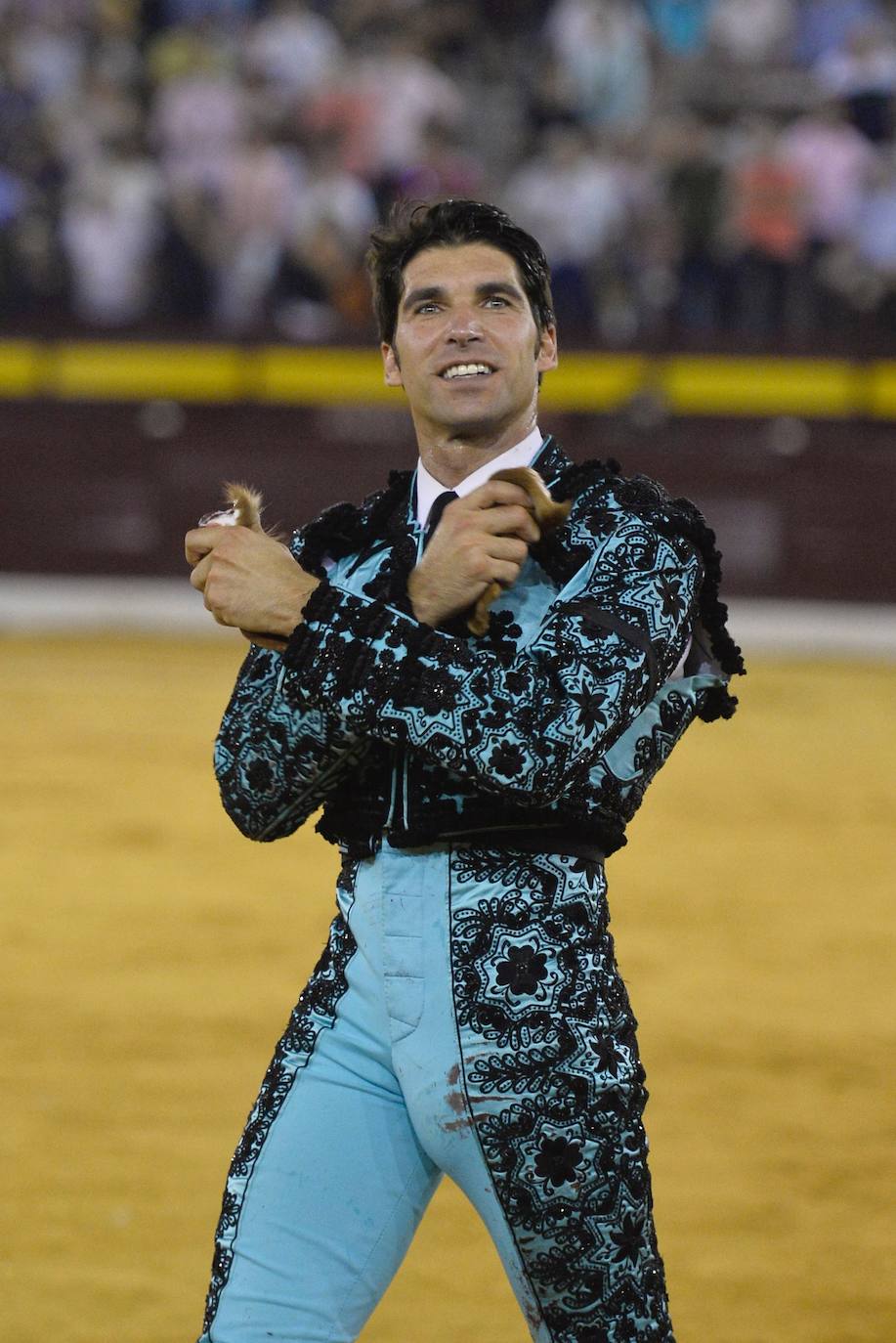 Enrique Ponce se marcha con un trofeo en la corrida del marte de la Feria de Murcia.