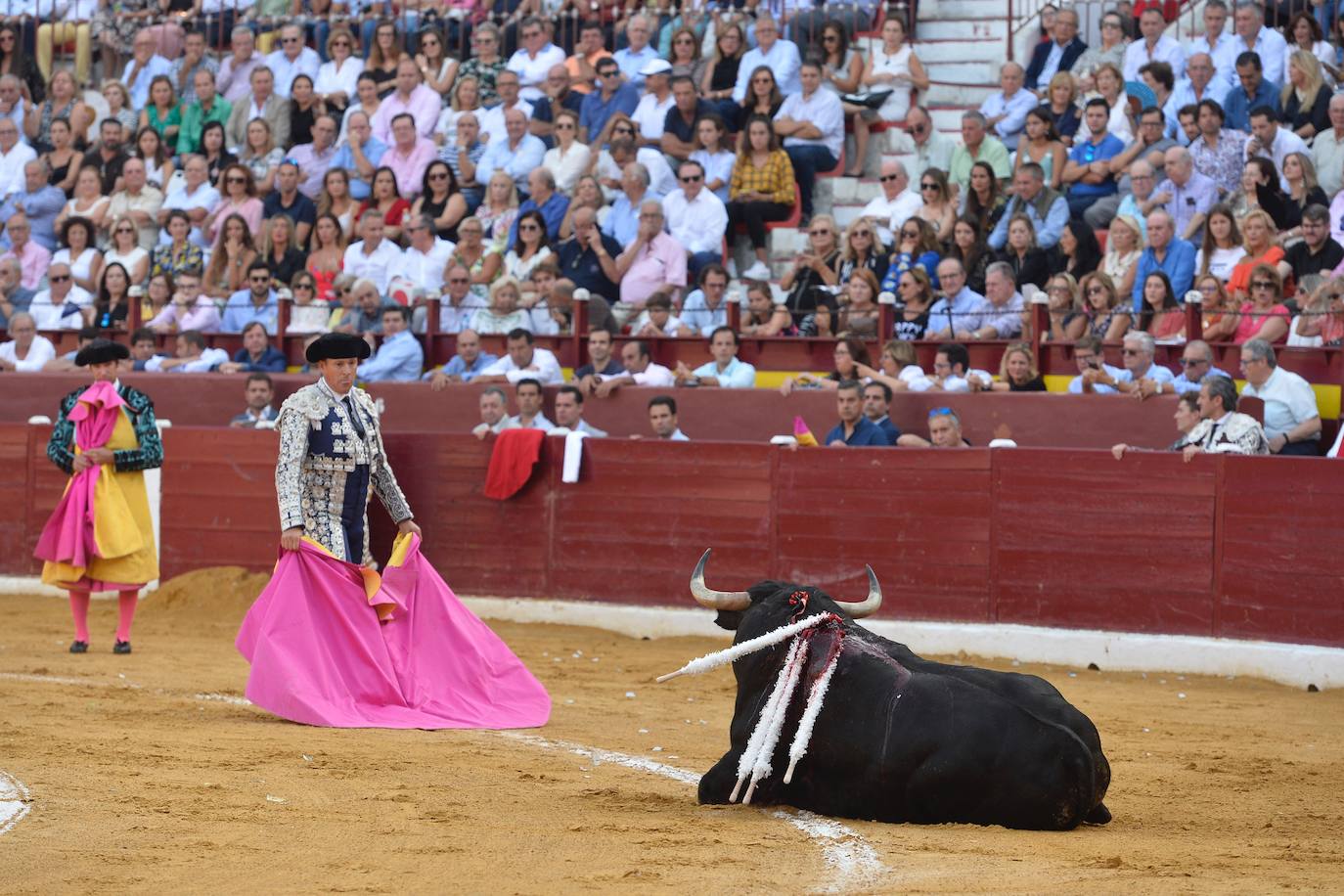 Enrique Ponce se marcha con un trofeo en la corrida del marte de la Feria de Murcia.