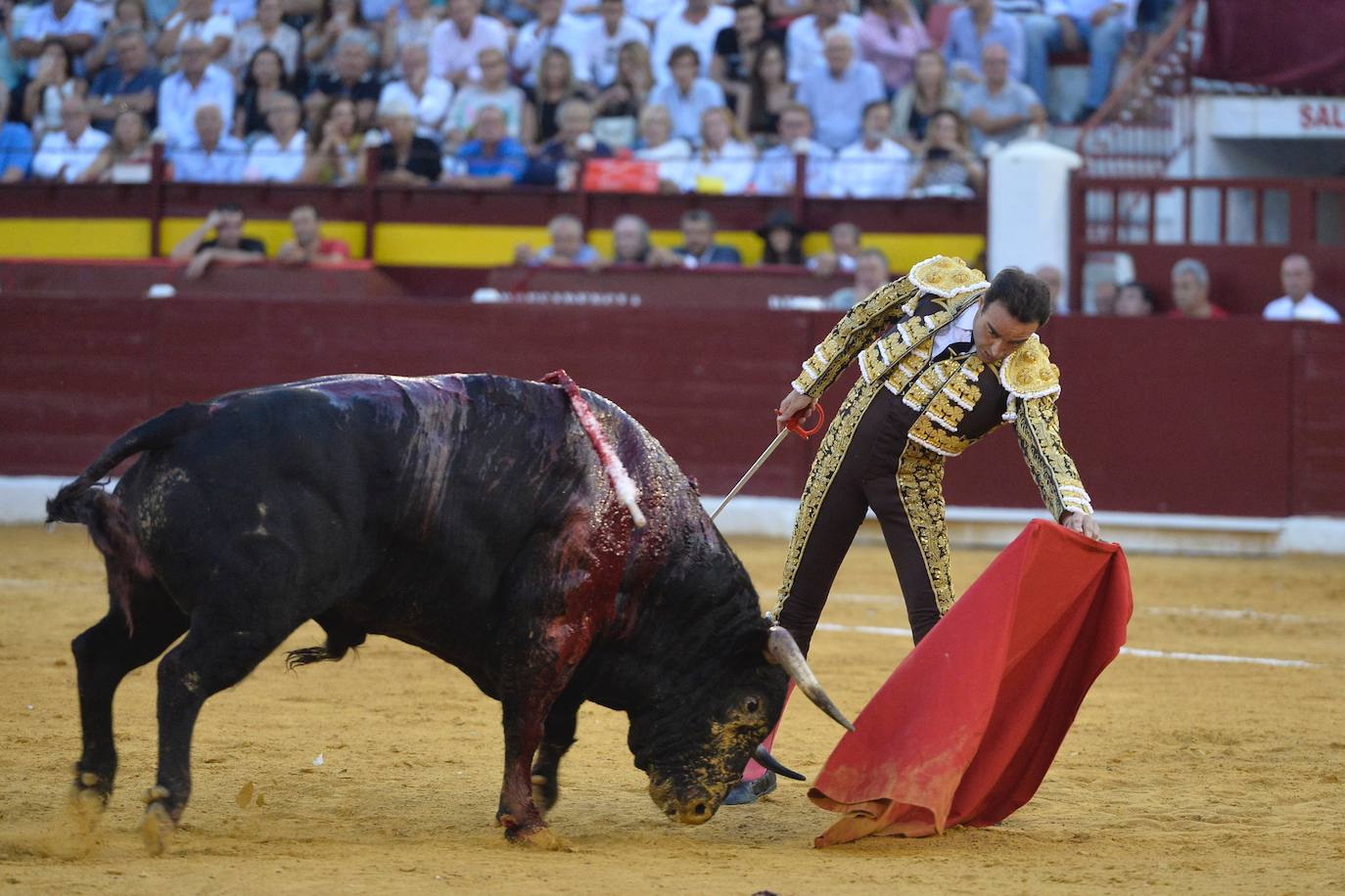 Enrique Ponce se marcha con un trofeo en la corrida del marte de la Feria de Murcia.