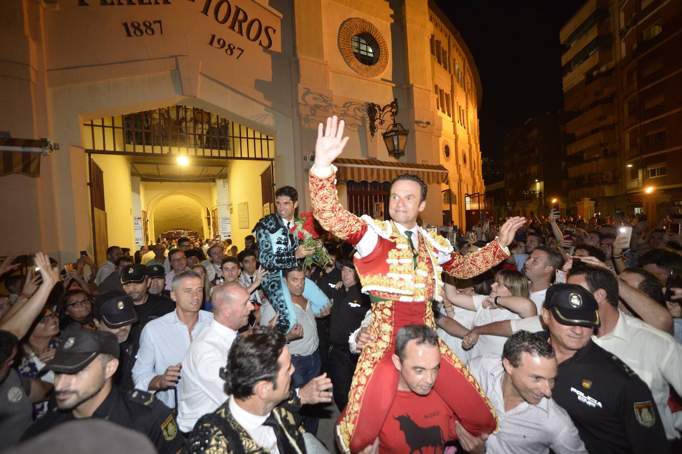 Enrique Ponce se marcha con un trofeo en la corrida del marte de la Feria de Murcia.