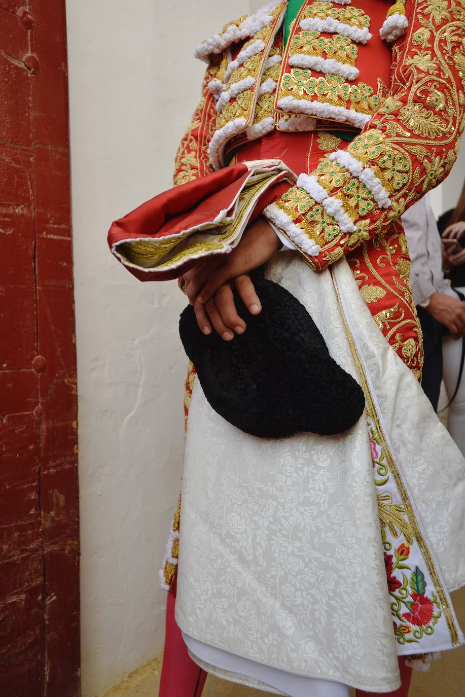 Enrique Ponce se marcha con un trofeo en la corrida del marte de la Feria de Murcia.