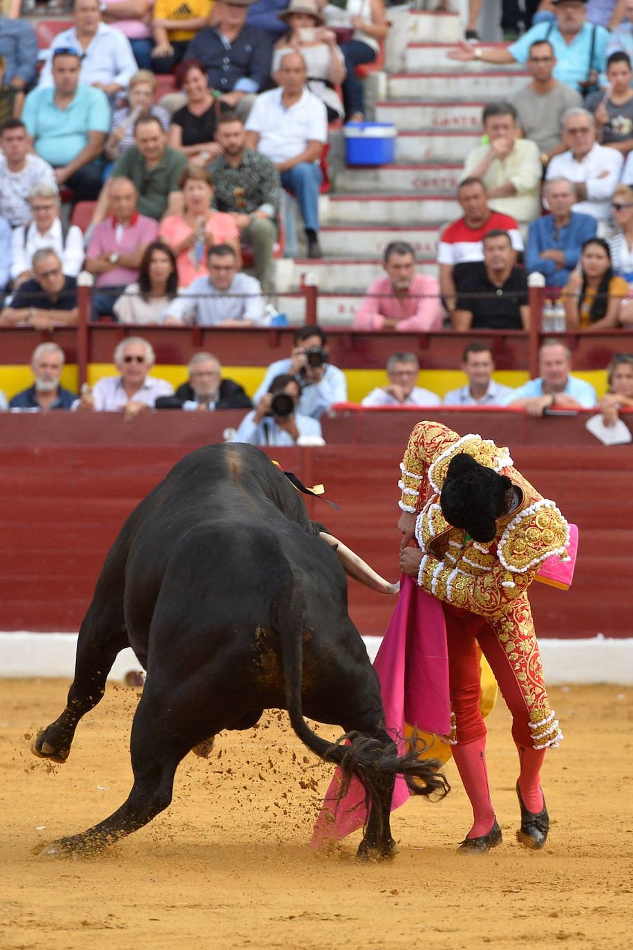 Enrique Ponce se marcha con un trofeo en la corrida del marte de la Feria de Murcia.