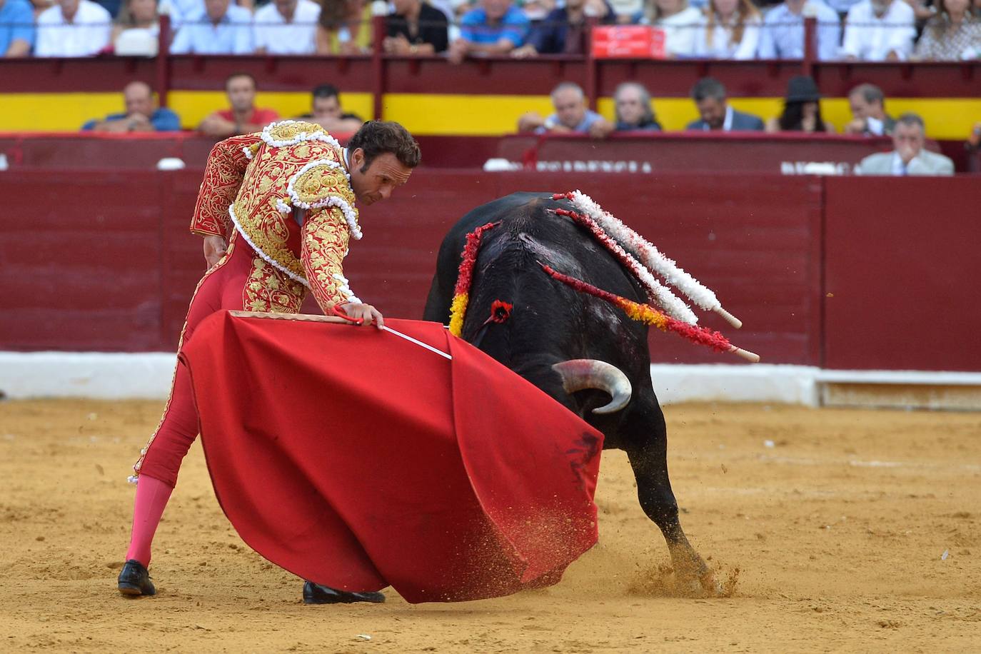 Enrique Ponce se marcha con un trofeo en la corrida del marte de la Feria de Murcia.