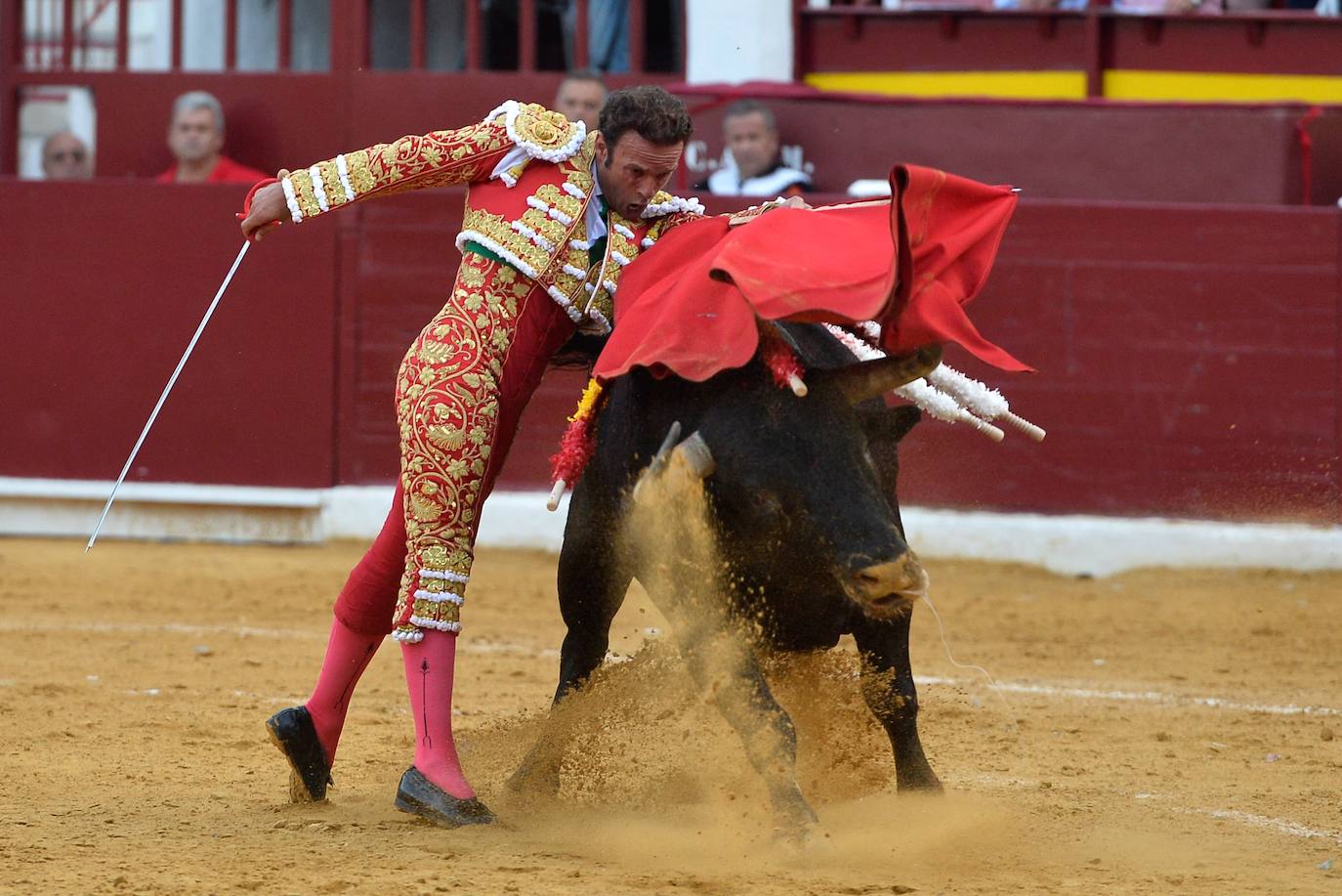 Enrique Ponce se marcha con un trofeo en la corrida del marte de la Feria de Murcia.