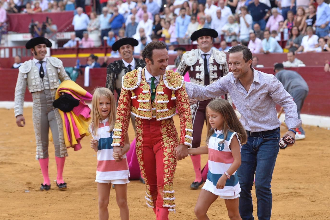 Enrique Ponce se marcha con un trofeo en la corrida del marte de la Feria de Murcia.