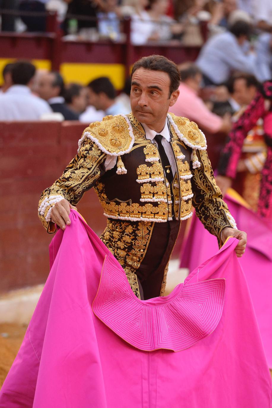 Enrique Ponce se marcha con un trofeo en la corrida del marte de la Feria de Murcia.