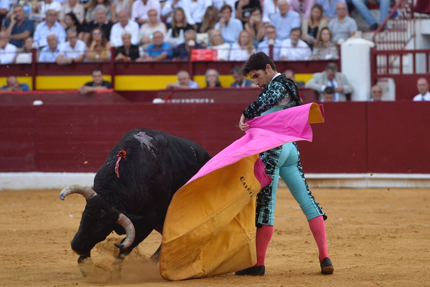 Enrique Ponce se marcha con un trofeo en la corrida del marte de la Feria de Murcia.