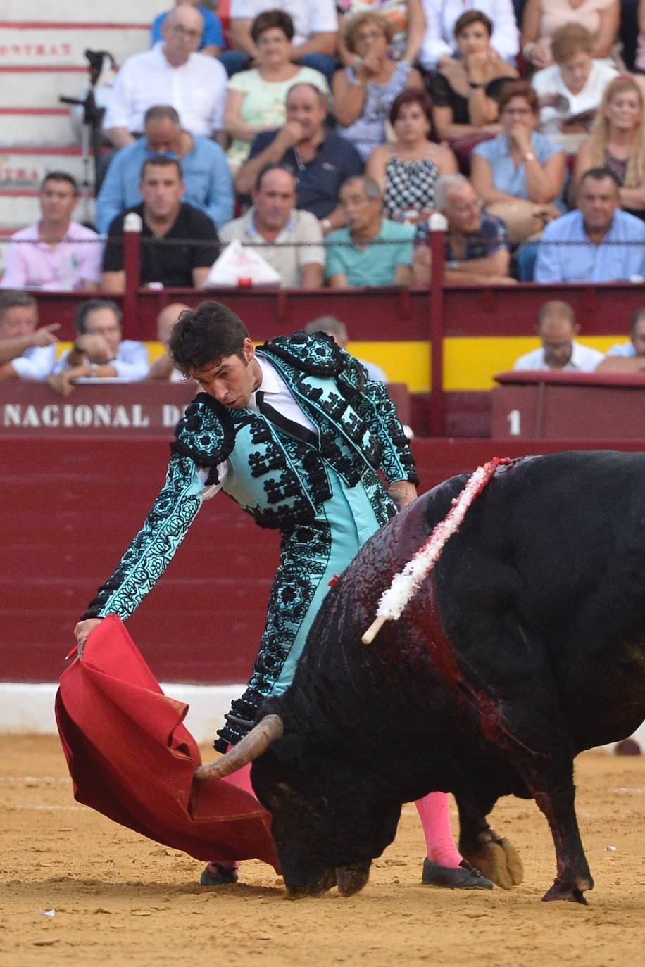 Enrique Ponce se marcha con un trofeo en la corrida del marte de la Feria de Murcia.