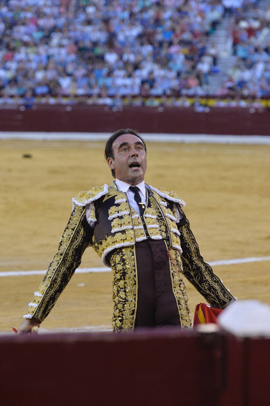 Enrique Ponce se marcha con un trofeo en la corrida del marte de la Feria de Murcia.