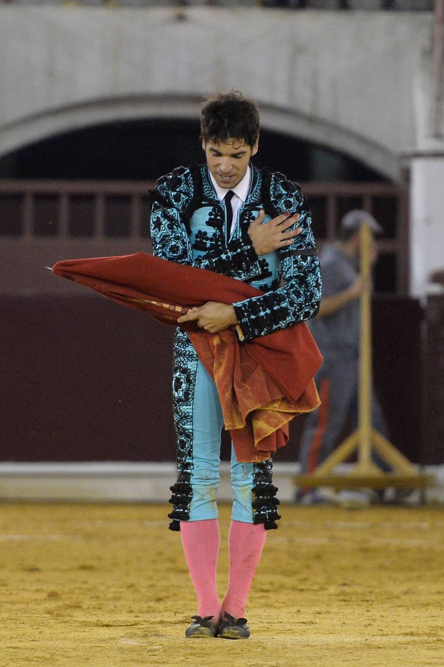 Enrique Ponce se marcha con un trofeo en la corrida del marte de la Feria de Murcia.