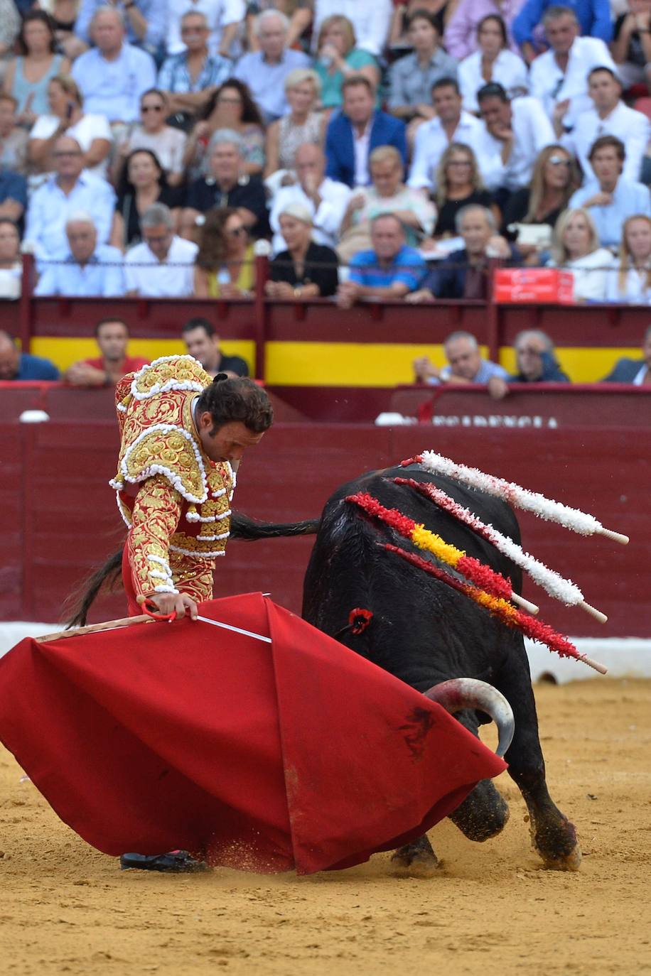 Enrique Ponce se marcha con un trofeo en la corrida del marte de la Feria de Murcia.