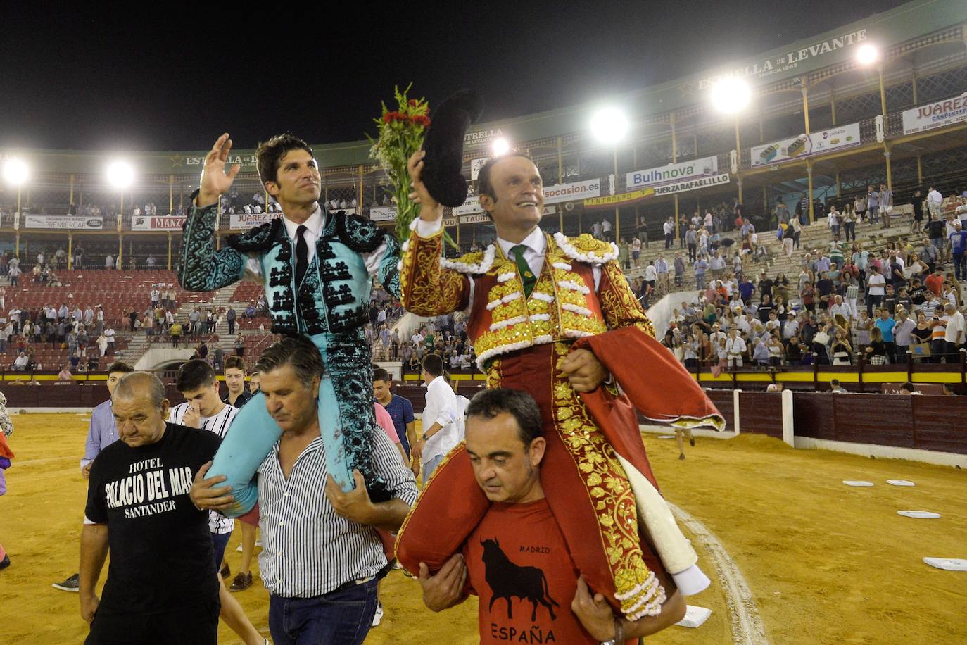 Enrique Ponce se marcha con un trofeo en la corrida del marte de la Feria de Murcia.