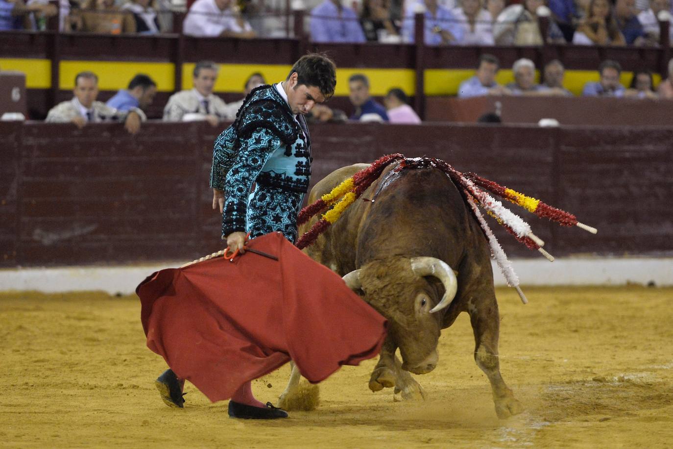 Enrique Ponce se marcha con un trofeo en la corrida del marte de la Feria de Murcia.