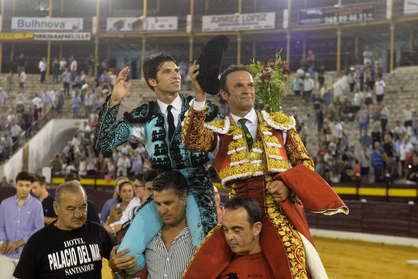 Enrique Ponce se marcha con un trofeo en la corrida del marte de la Feria de Murcia.