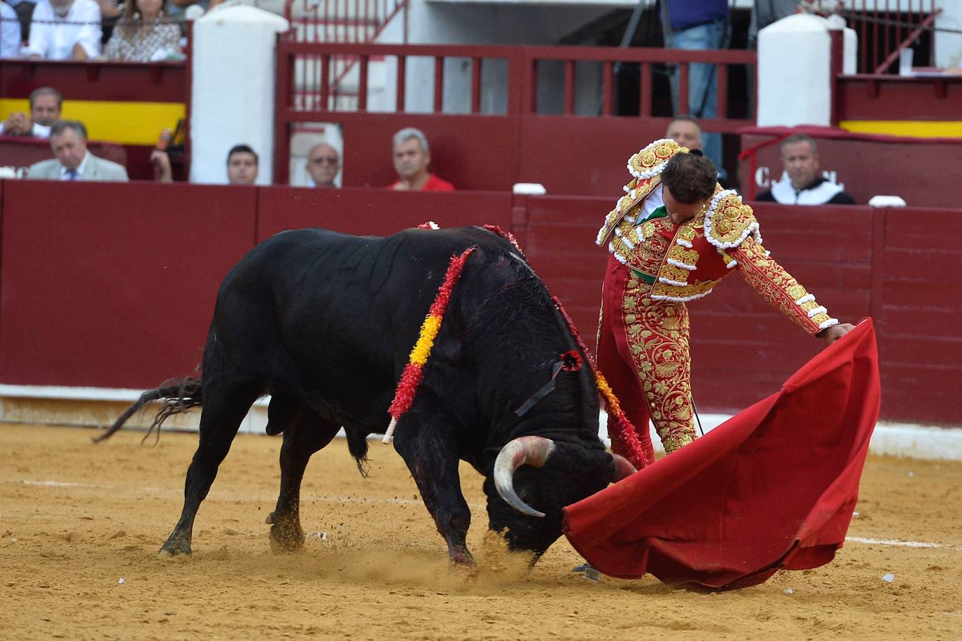 Enrique Ponce se marcha con un trofeo en la corrida del marte de la Feria de Murcia.