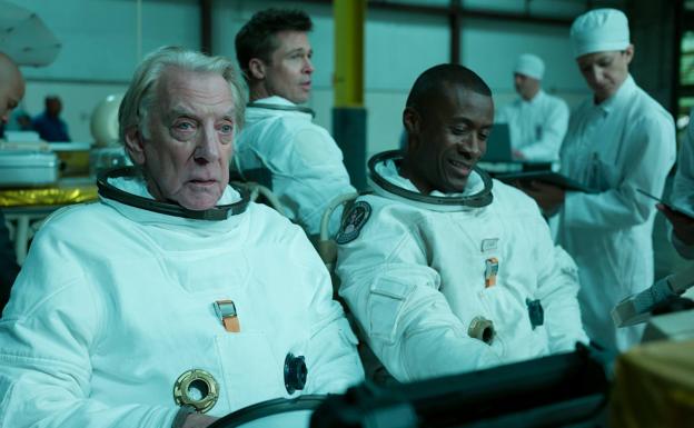 Brad Pitt junto a Donald Sutherland y Sean Blakemore en 'Ad Astra'.