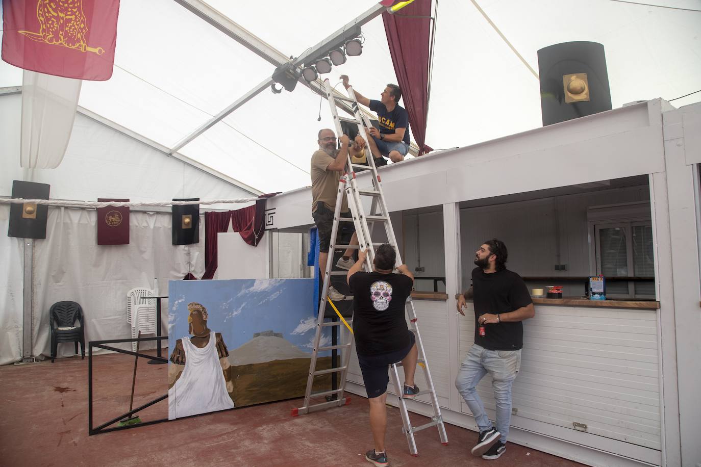 Tropas y legiones equipan sus cuarteles para la fiesta