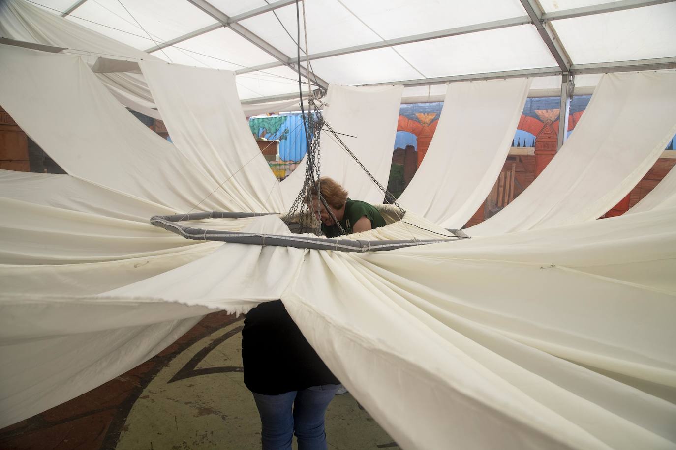 Tropas y legiones equipan sus cuarteles para la fiesta