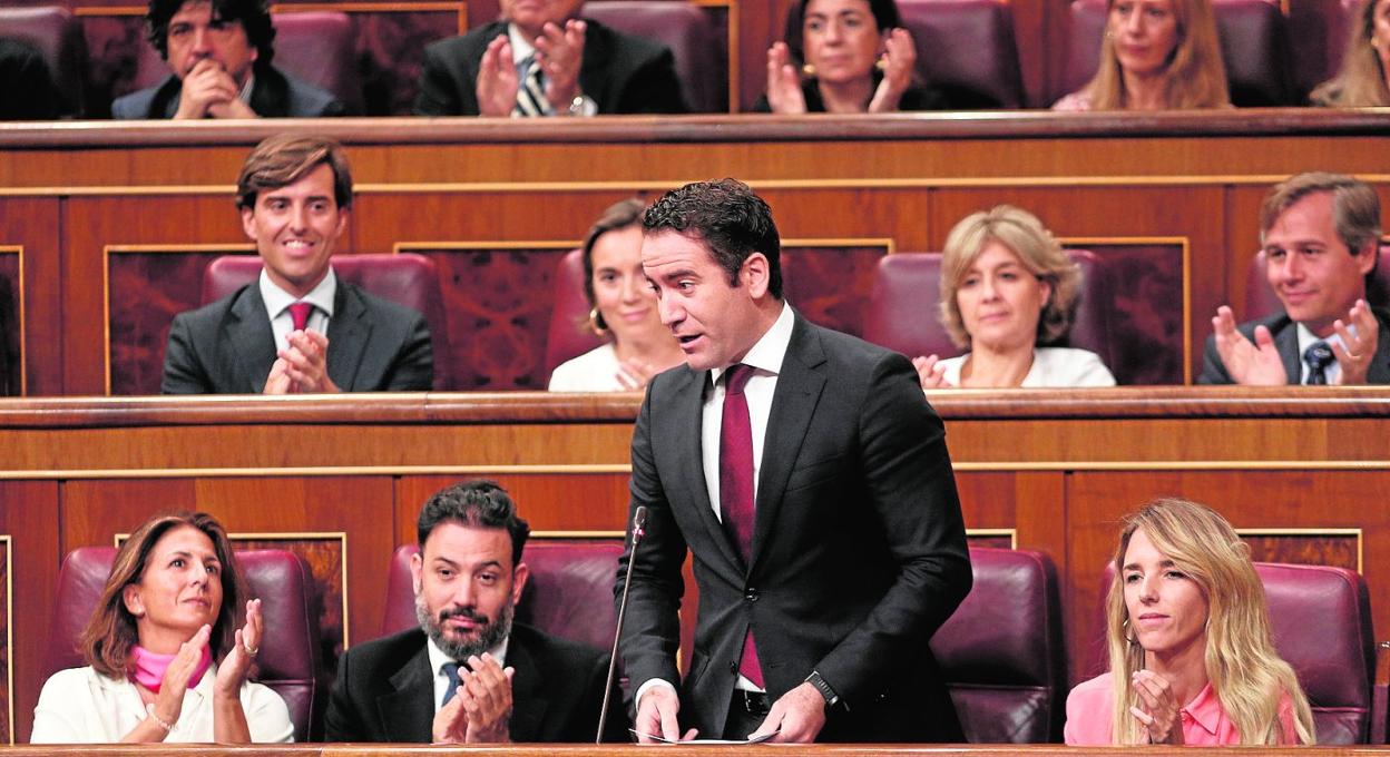 El diputado murciano Teodoro García Egea (PP), en su intervención, ayer, en la sesión de control al Gobierno tras convocar elecciones. 