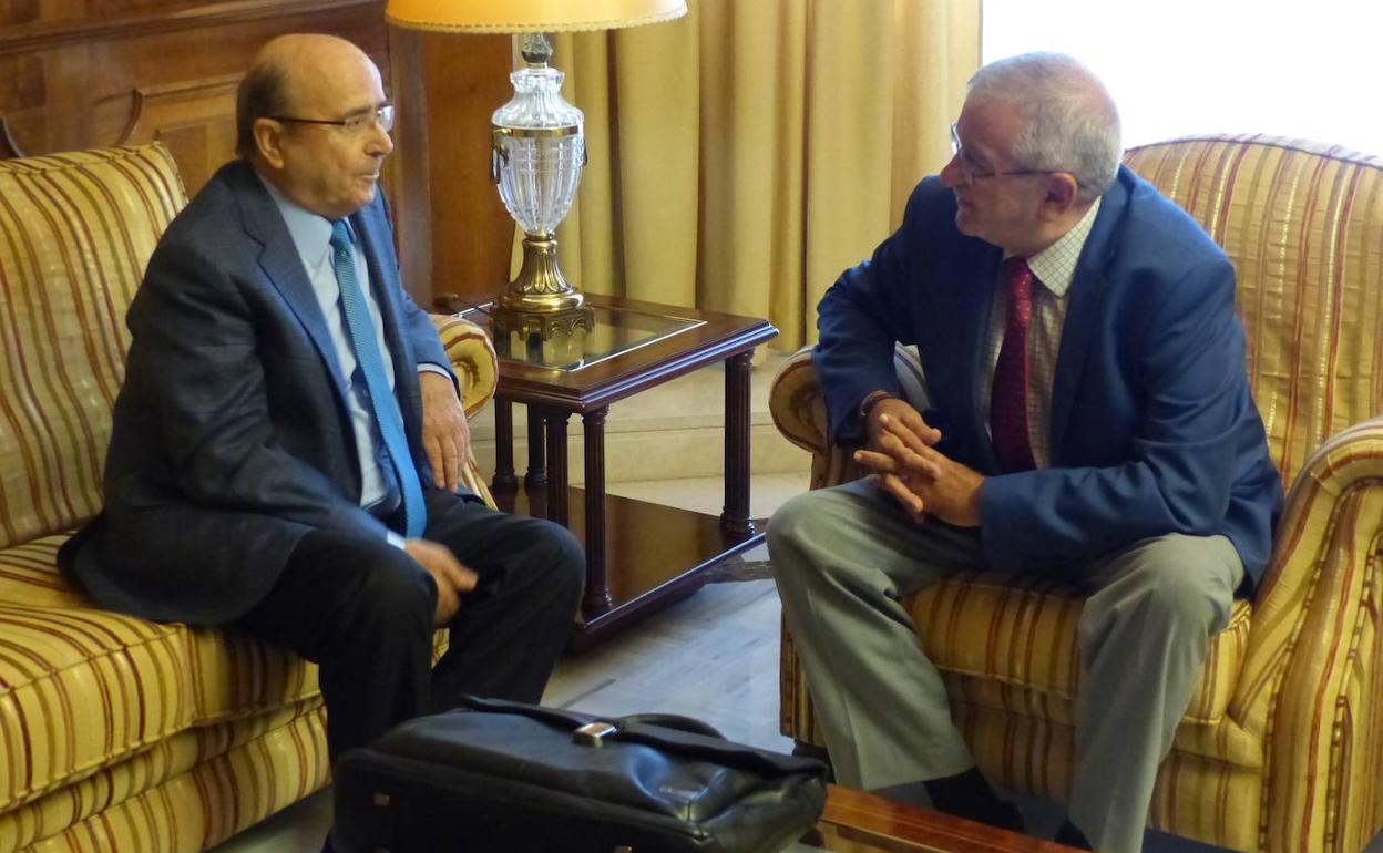 Manuel Torres, dueño de la aeronáutica MTorres, tras visitar este jueves al presidente de la Asamblea Regional, Alberto Castillo.