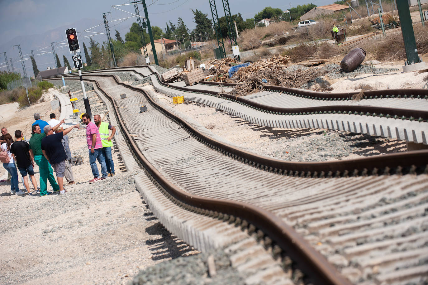 Denuncian que las vías están construidas sobre el cauce de la rambla de Tabala y que la obra multiplica la gravedad de los efectos de las lluvias.