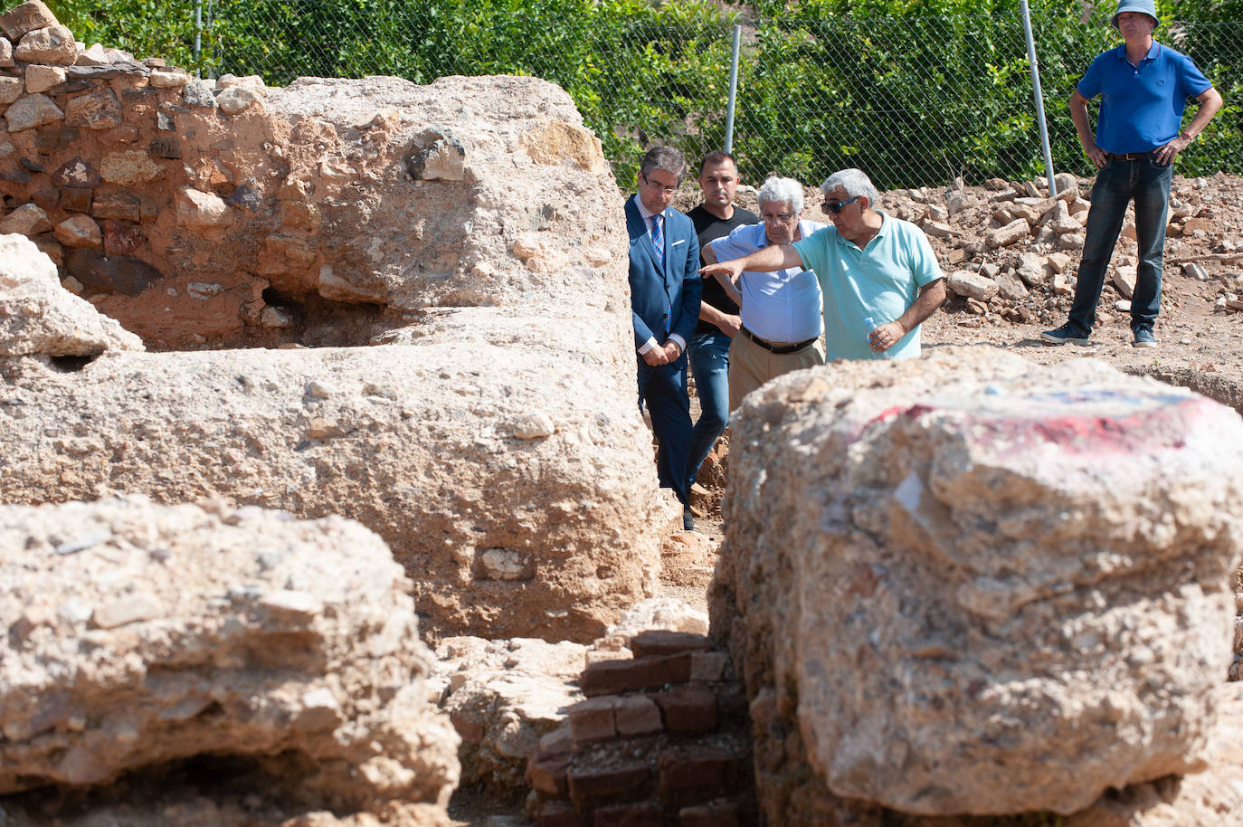 Un grupo de veinte arqueólogos comenzó a principios de este mes con los nuevos trabajos de excavación que continúan estudiando el Castillejo de Monteagudo