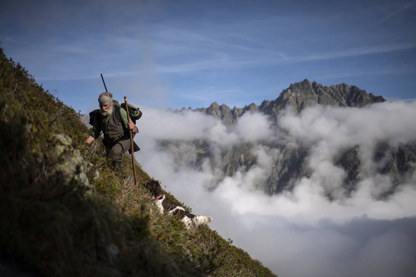 El cazador Peter Marugg y su perro Fjura caminan por el monte de Klosters (Suiza) a la caza de rebecos, en la que participan unos 5.500 cazadores al ser esta una larga tradición en el cantón de los Grisones. Marugg, de 69 años, se dedica a esta actividad desde 1970.