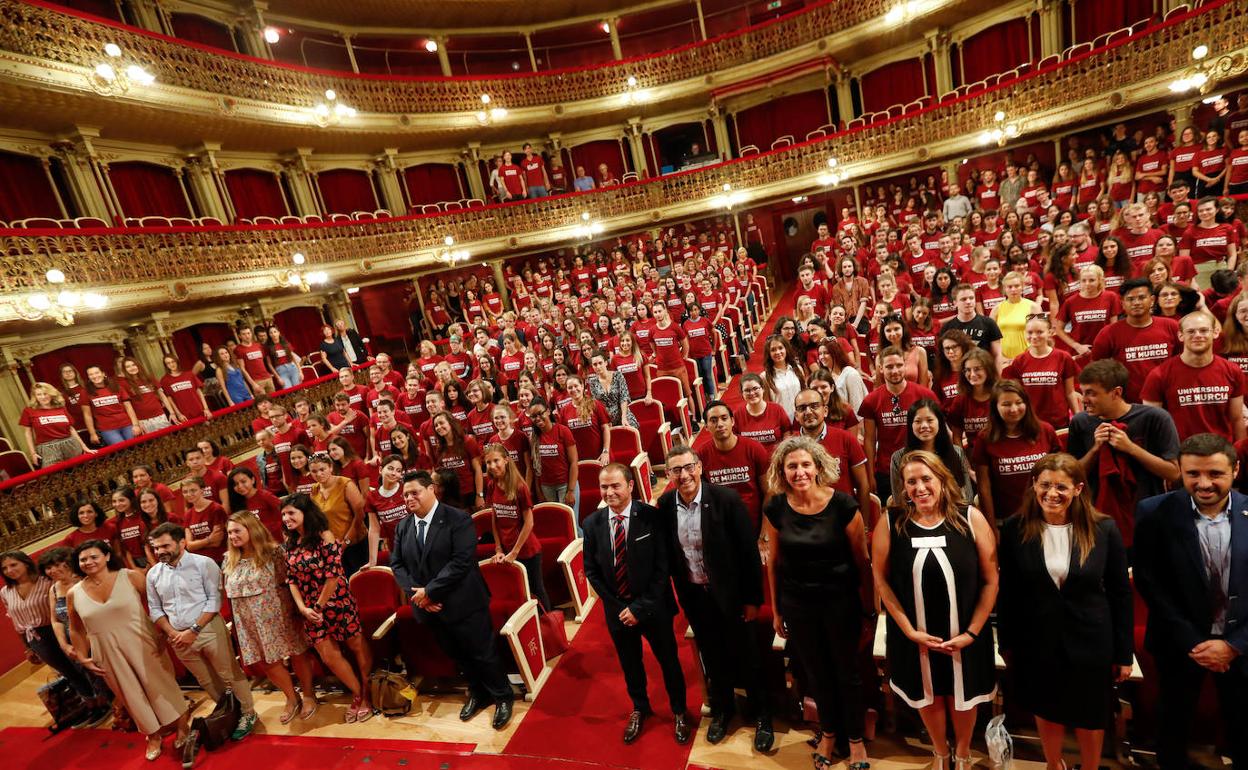 Acto de bienvenida de los estudiantes Erasmus en el Teatro Romea.